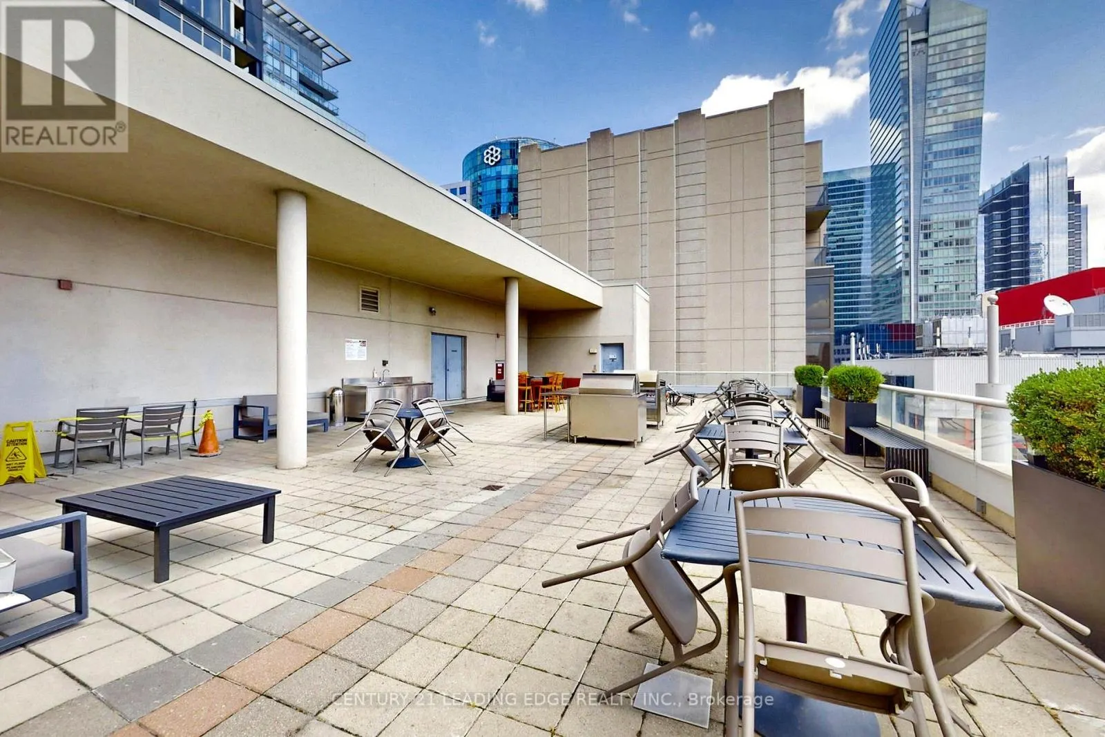1730 - 250 WELLINGTON STREET W