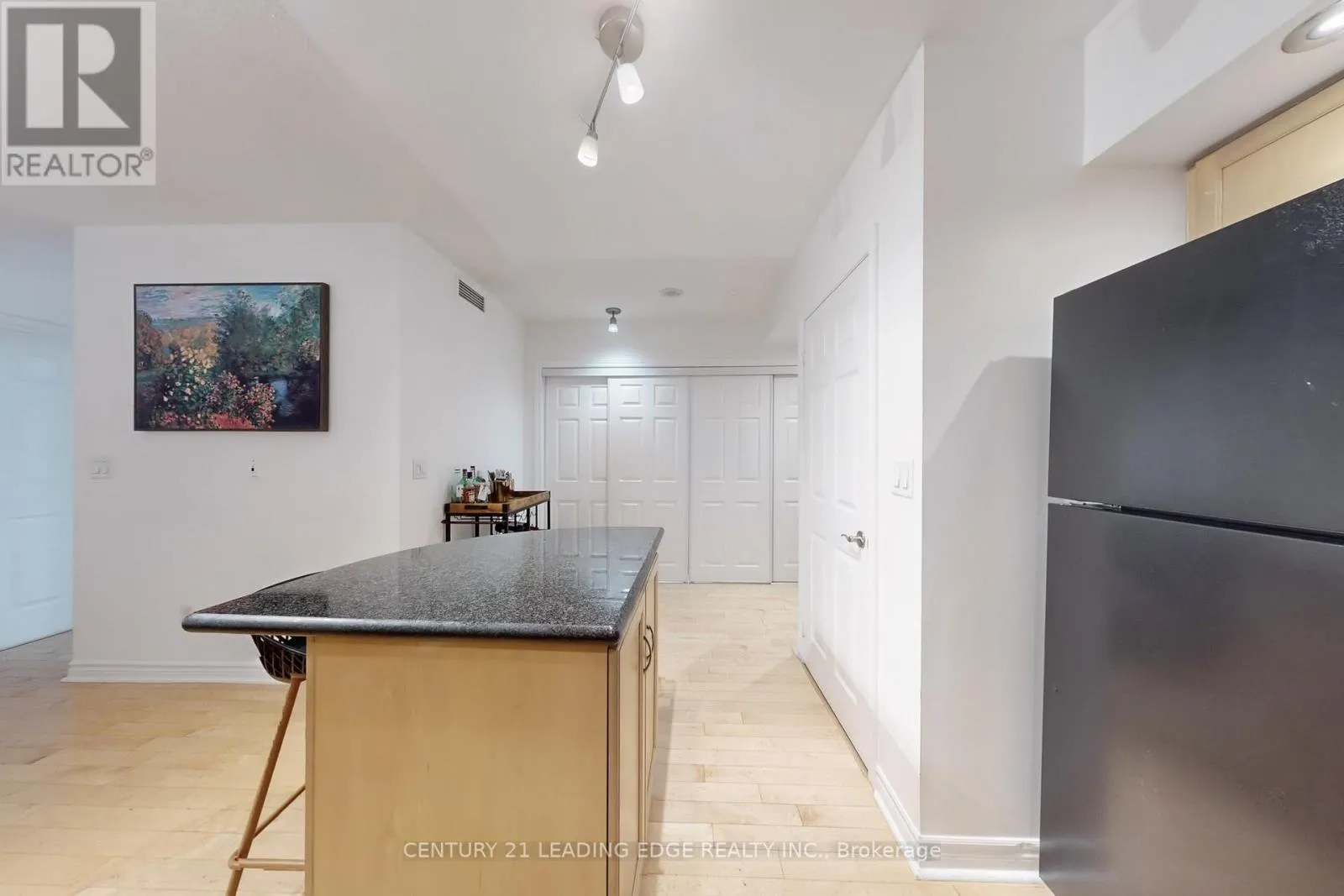 1730 - 250 WELLINGTON STREET W
