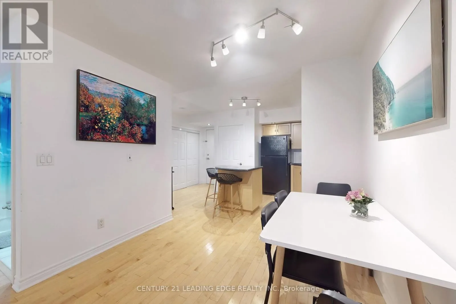 1730 - 250 WELLINGTON STREET W