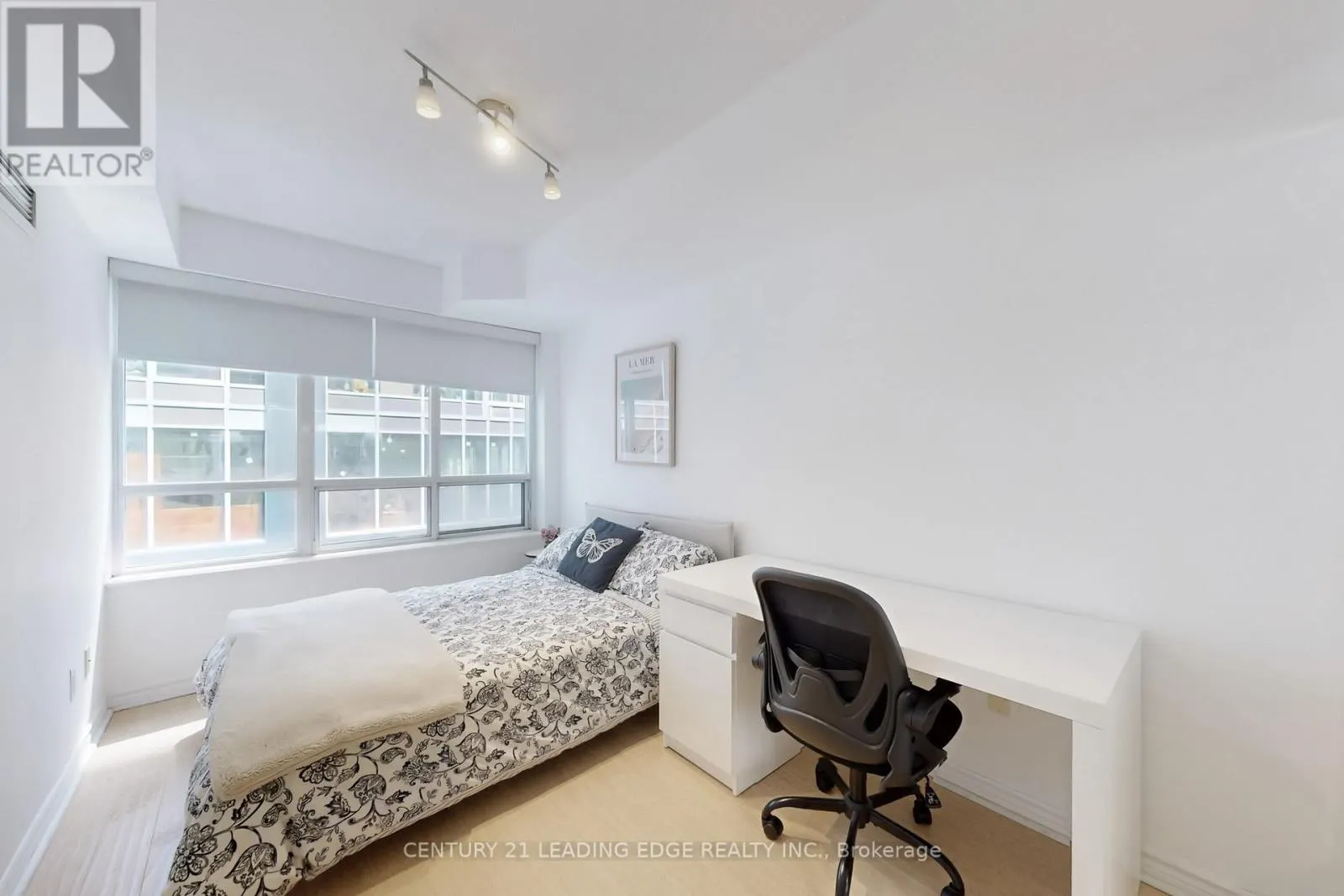 1730 - 250 WELLINGTON STREET W