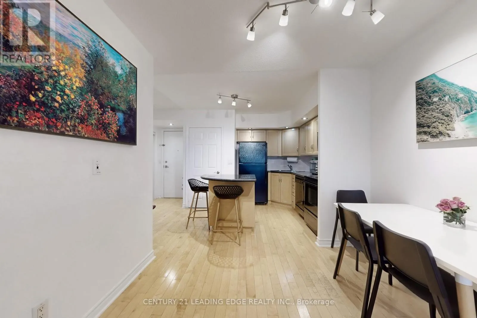 1730 - 250 WELLINGTON STREET W