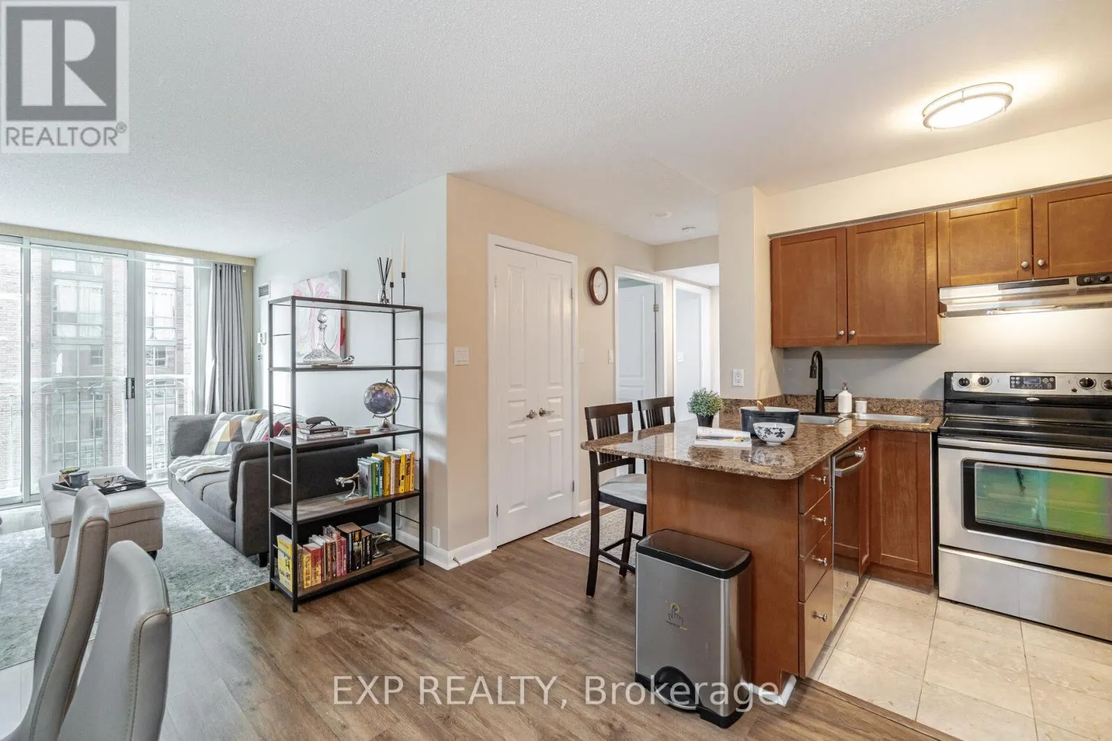566 - 313 RICHMOND STREET E