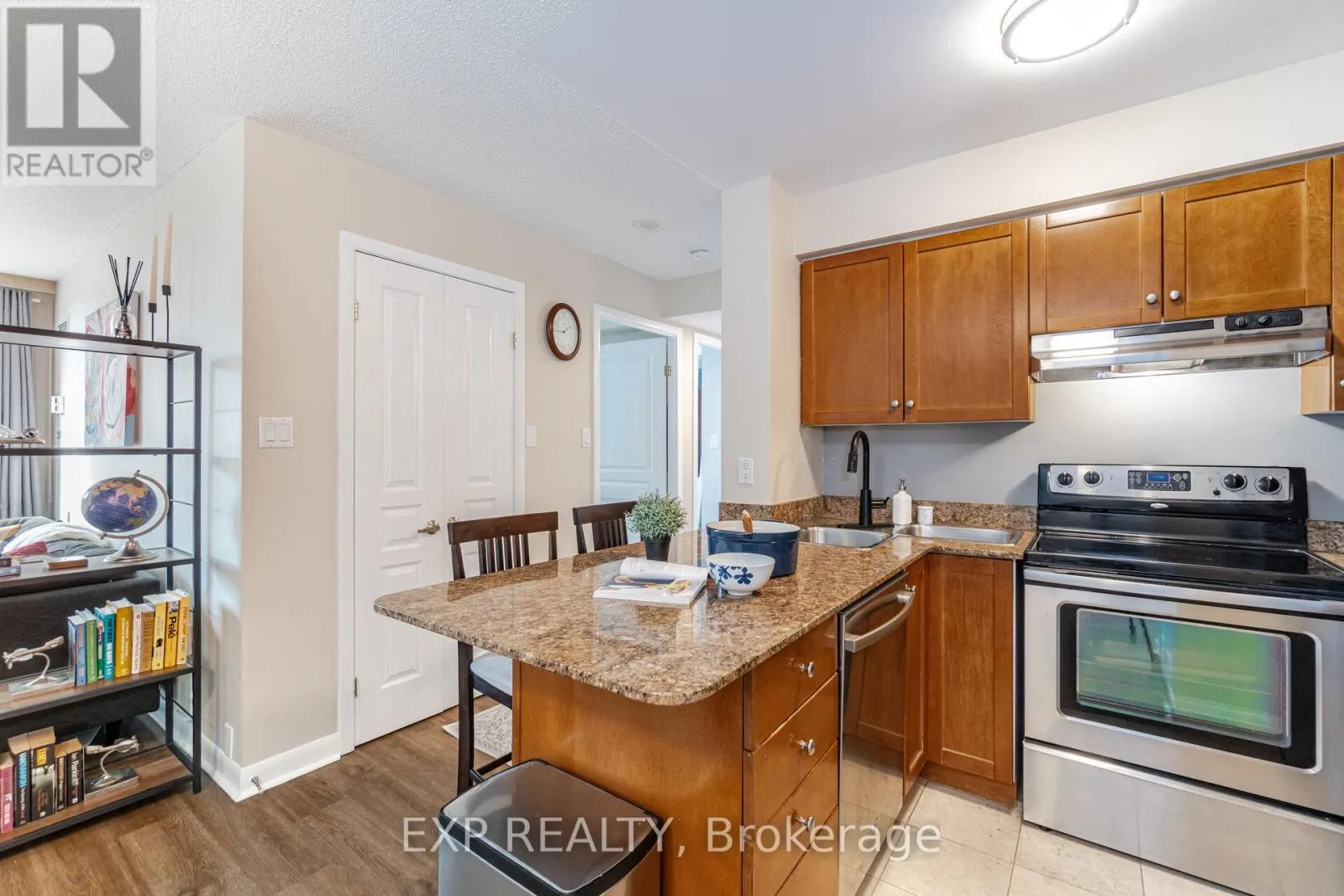 566 - 313 RICHMOND STREET E
