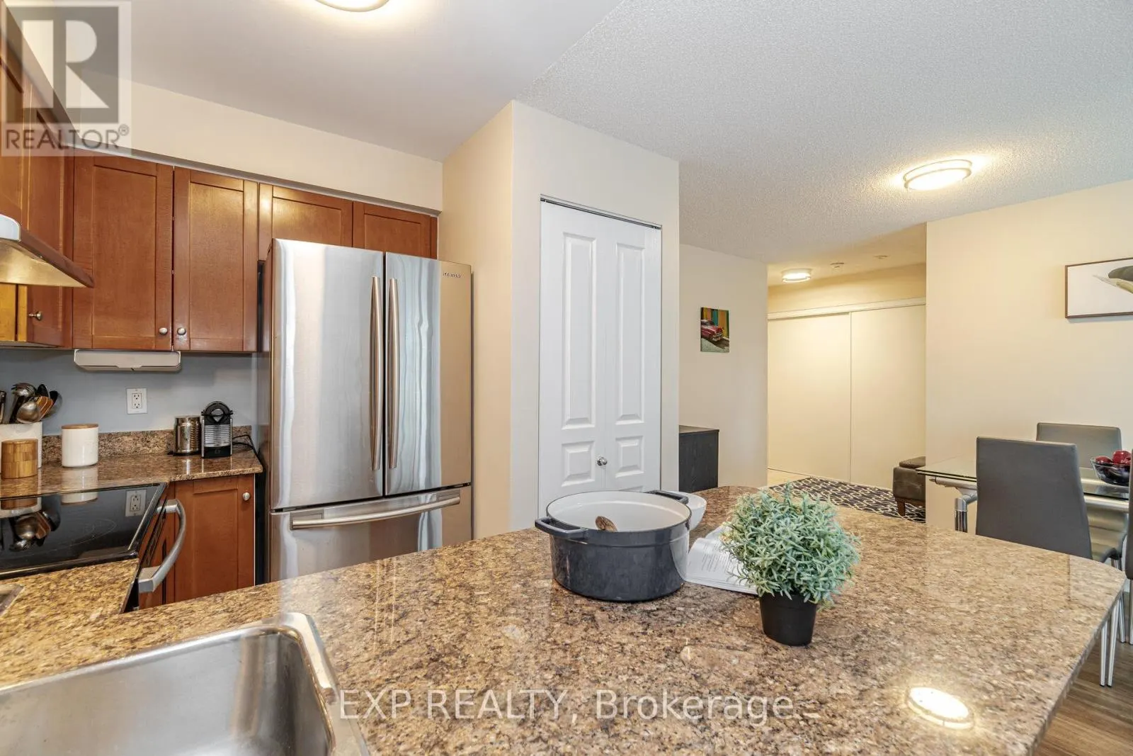 566 - 313 RICHMOND STREET E
