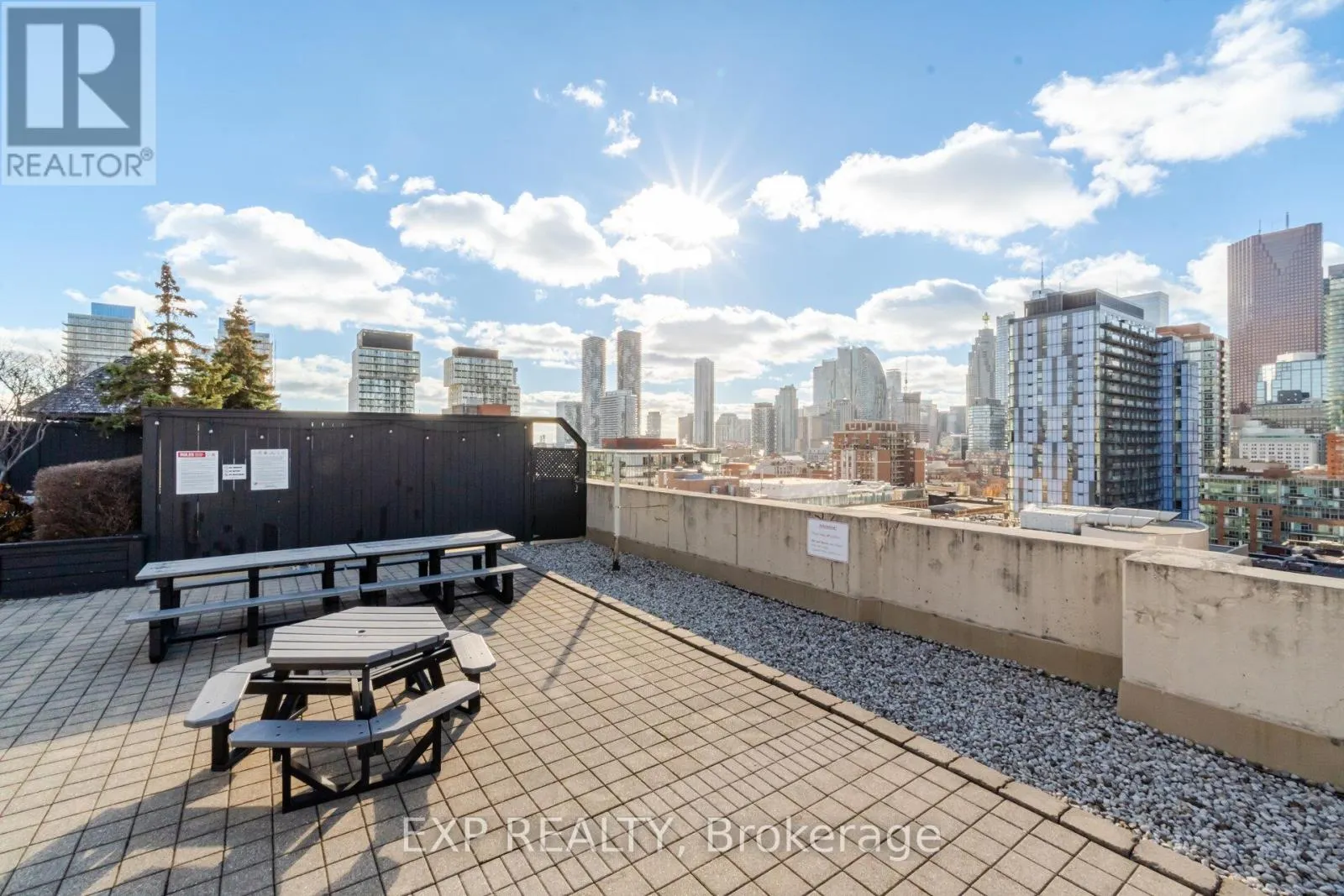 566 - 313 RICHMOND STREET E