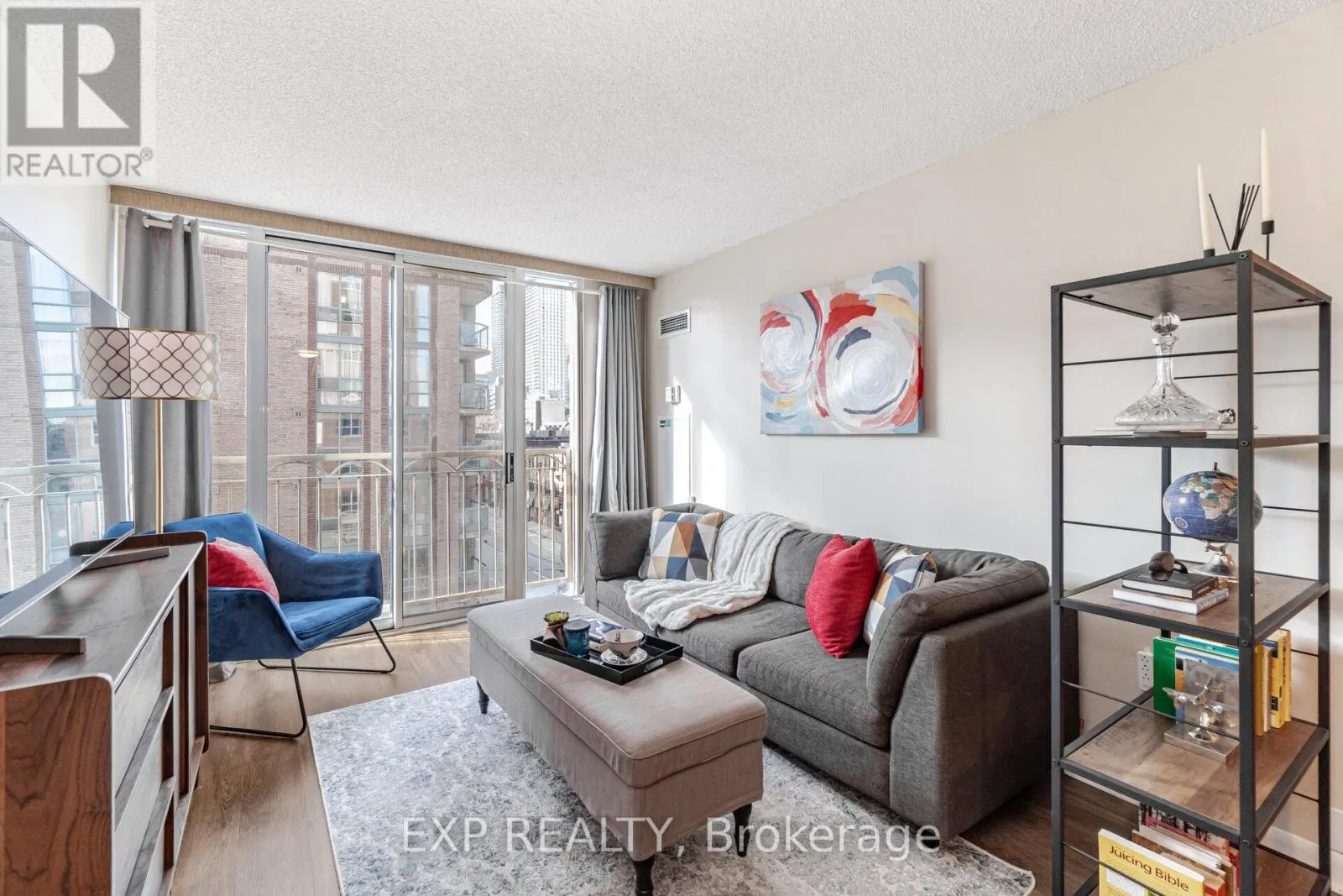 566 - 313 RICHMOND STREET E