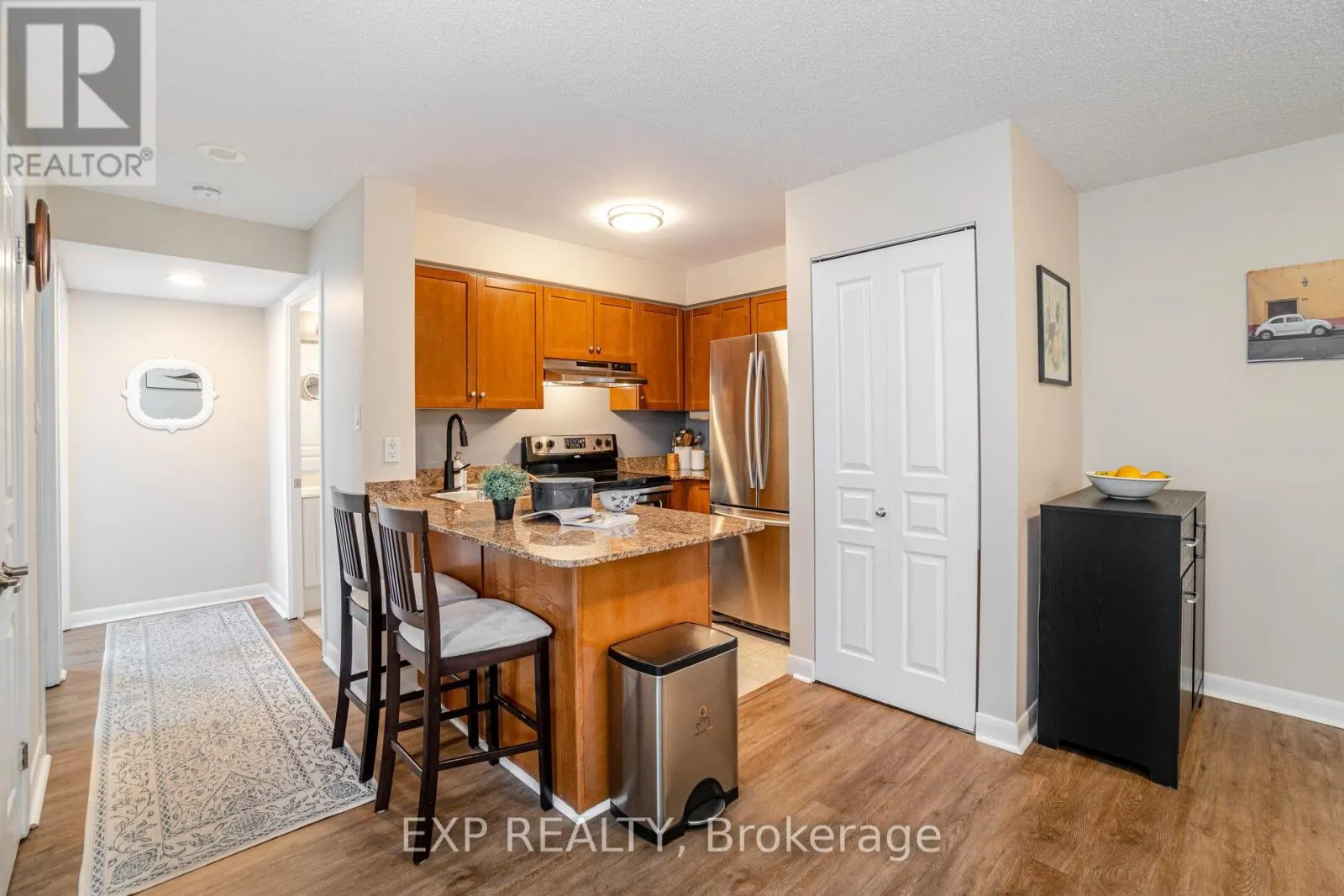 566 - 313 RICHMOND STREET E