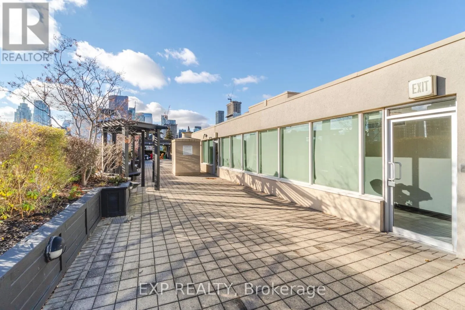 566 - 313 RICHMOND STREET E