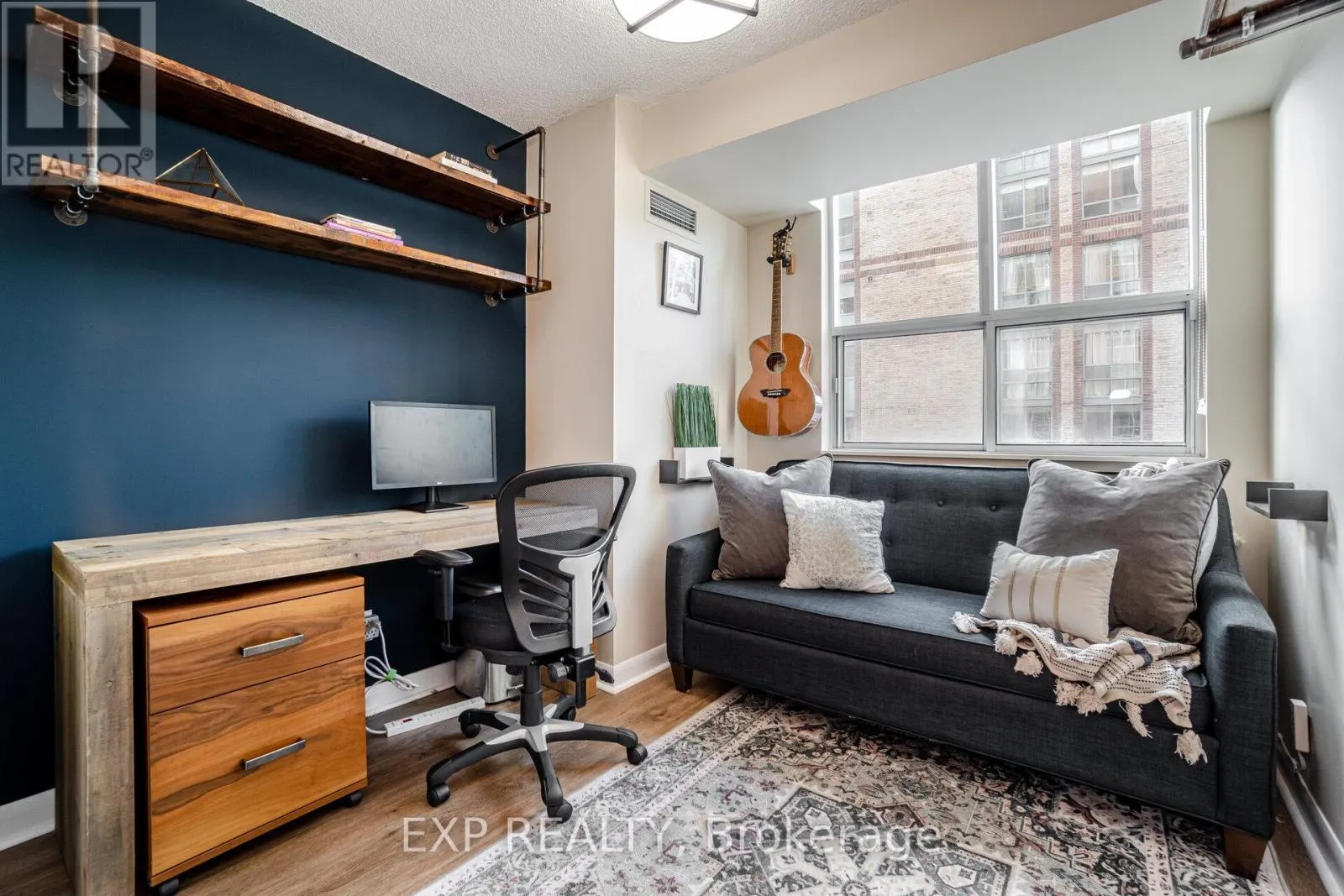 566 - 313 RICHMOND STREET E