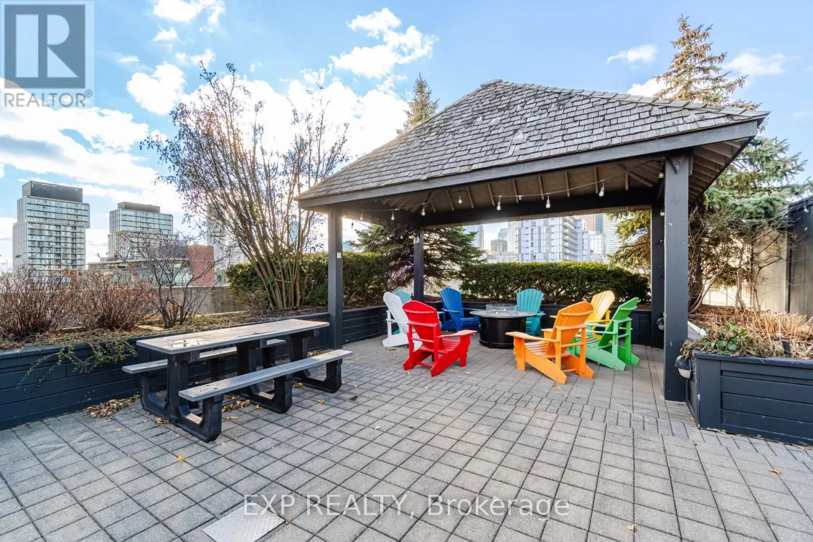 566 - 313 RICHMOND STREET E