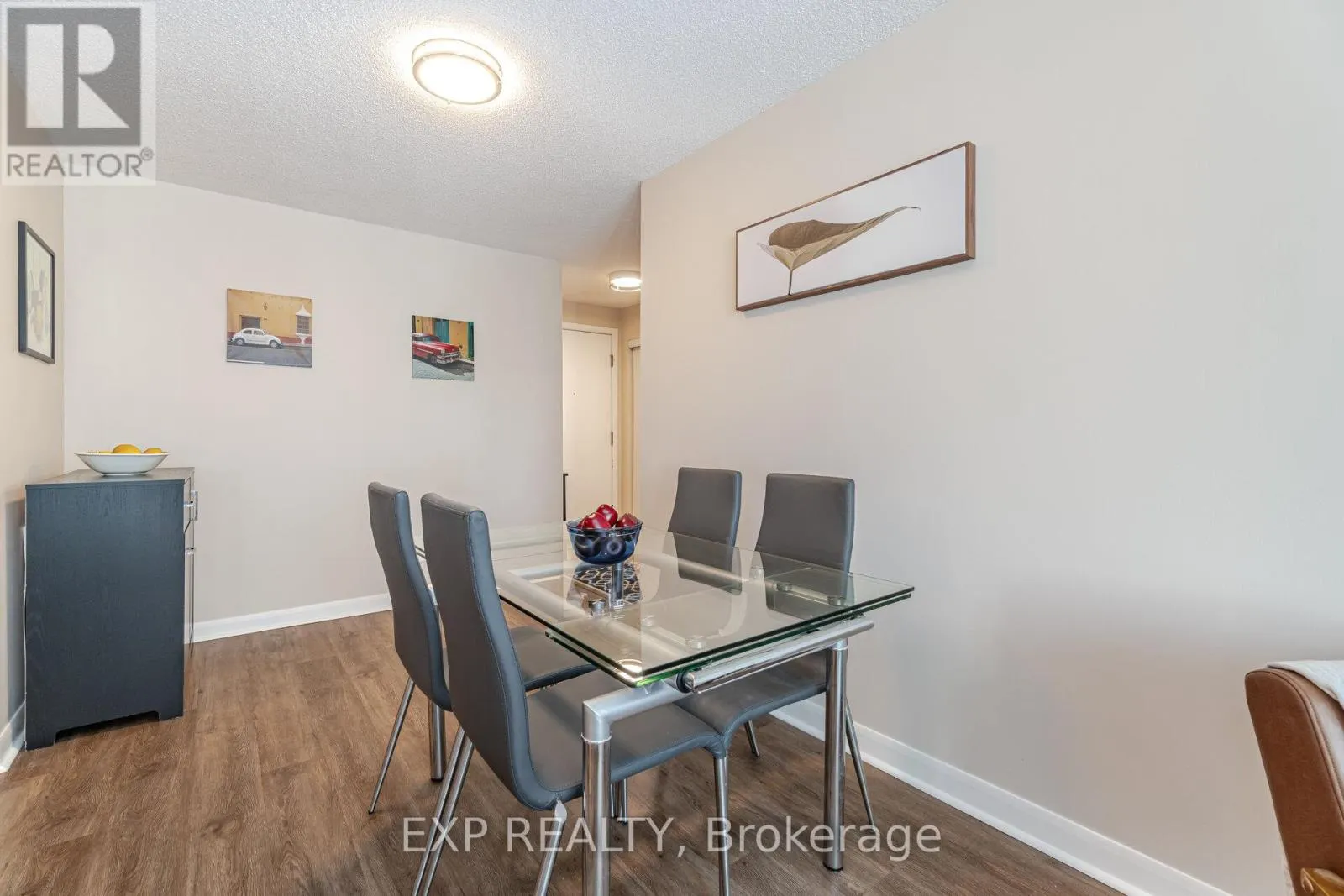 566 - 313 RICHMOND STREET E