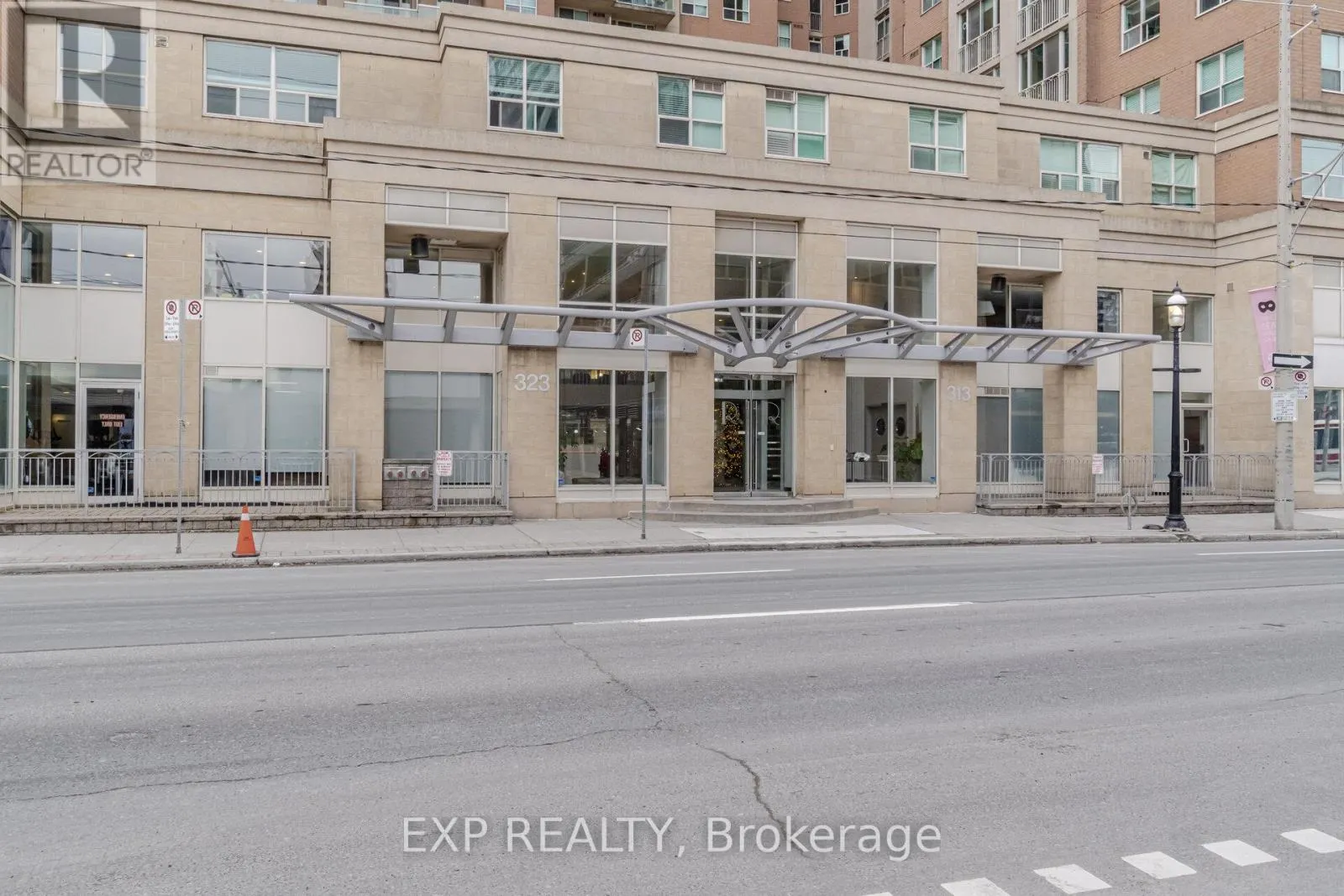 566 - 313 RICHMOND STREET E