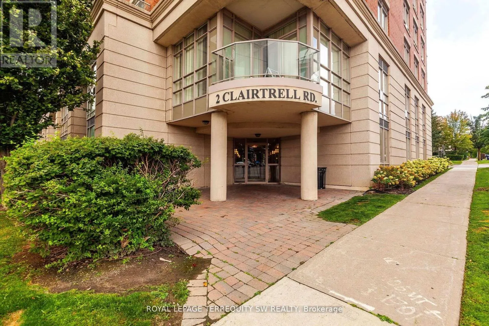 208 - 2 CLAIRTRELL ROAD
