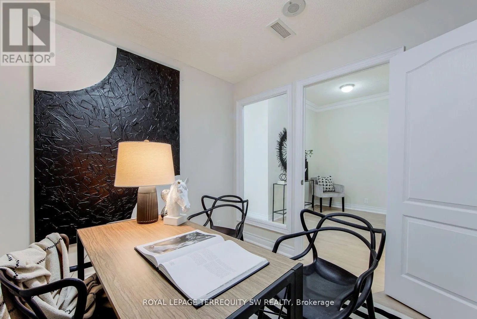 208 - 2 CLAIRTRELL ROAD