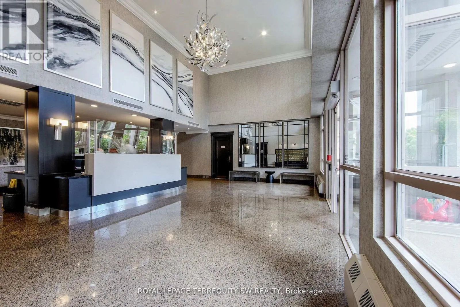 208 - 2 CLAIRTRELL ROAD