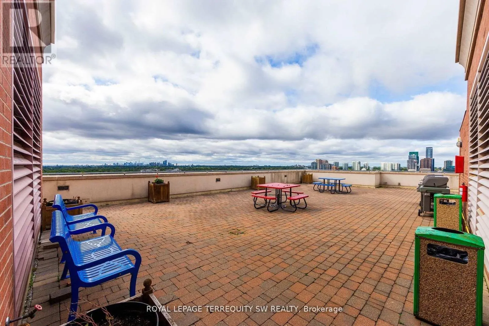 208 - 2 CLAIRTRELL ROAD