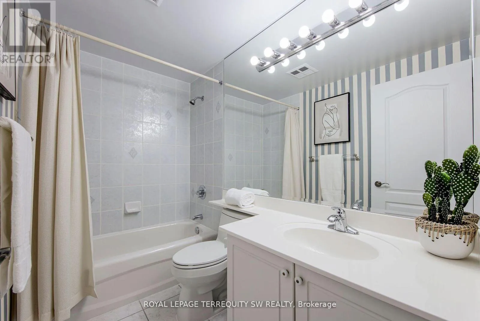 208 - 2 CLAIRTRELL ROAD