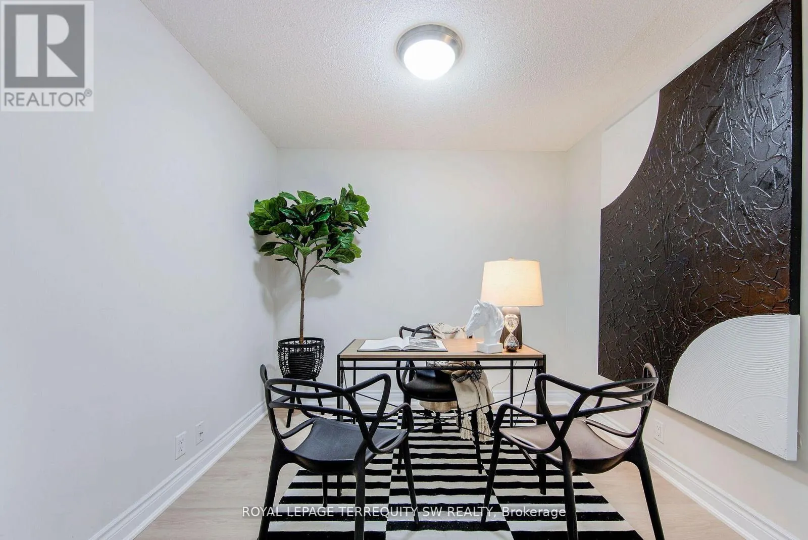 208 - 2 CLAIRTRELL ROAD