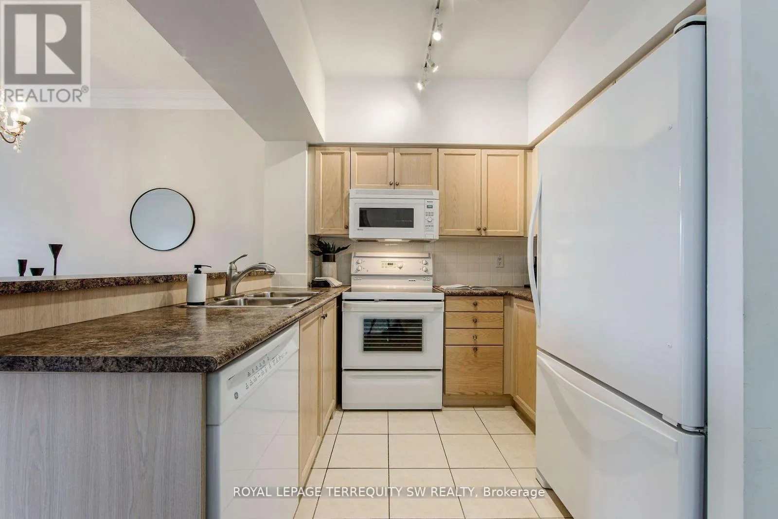 208 - 2 CLAIRTRELL ROAD