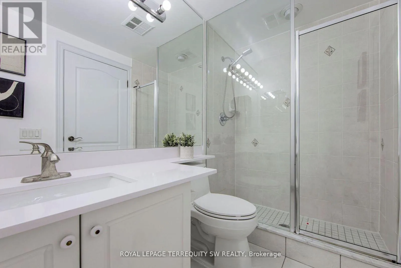 208 - 2 CLAIRTRELL ROAD