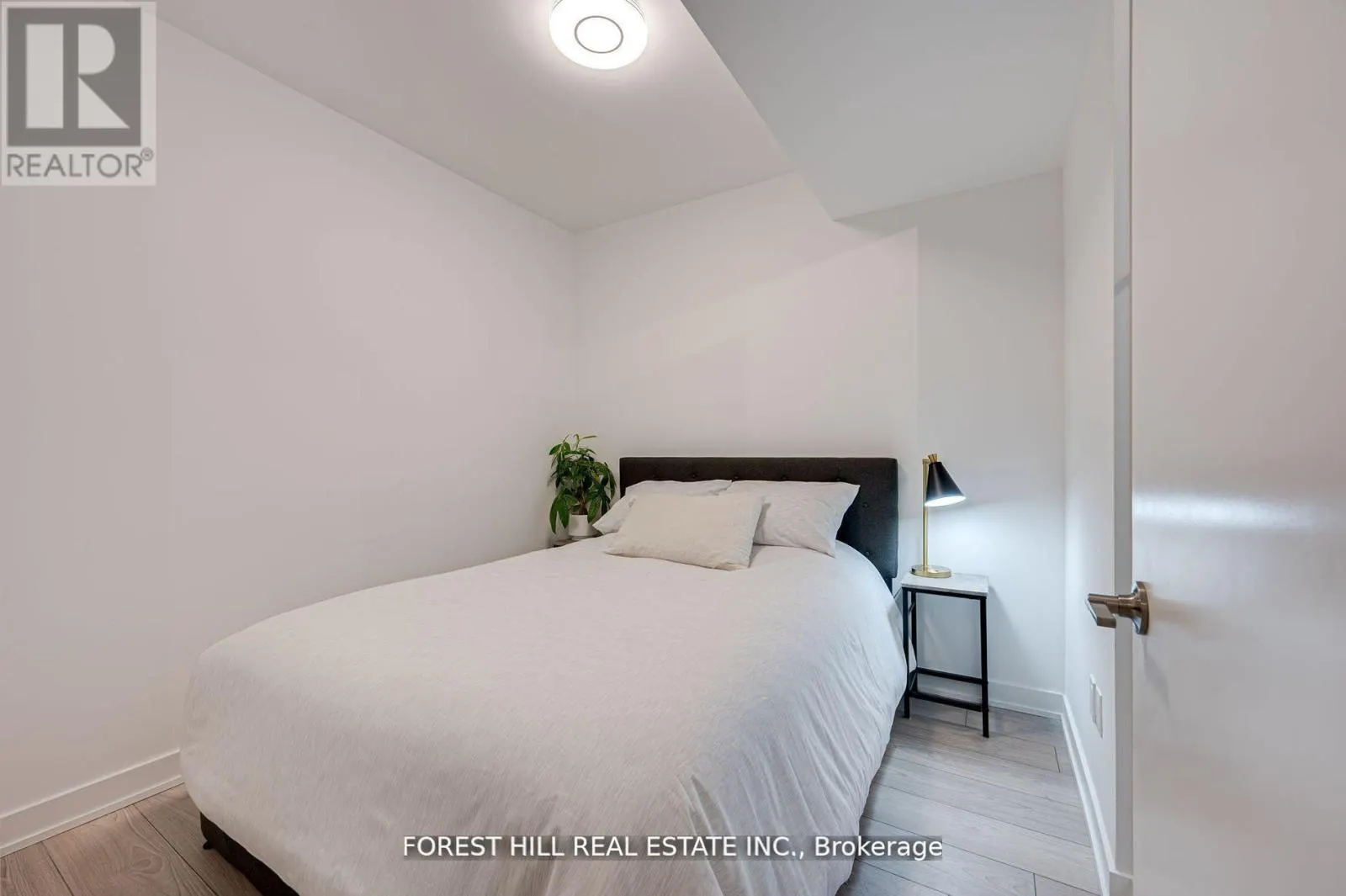 411 - 8 TIPPETT ROAD