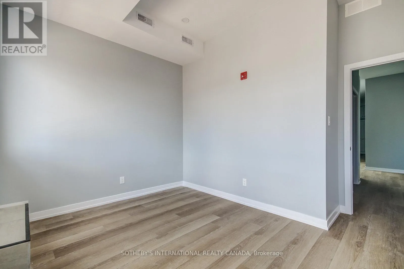 3 - 453 DUNDAS STREET W