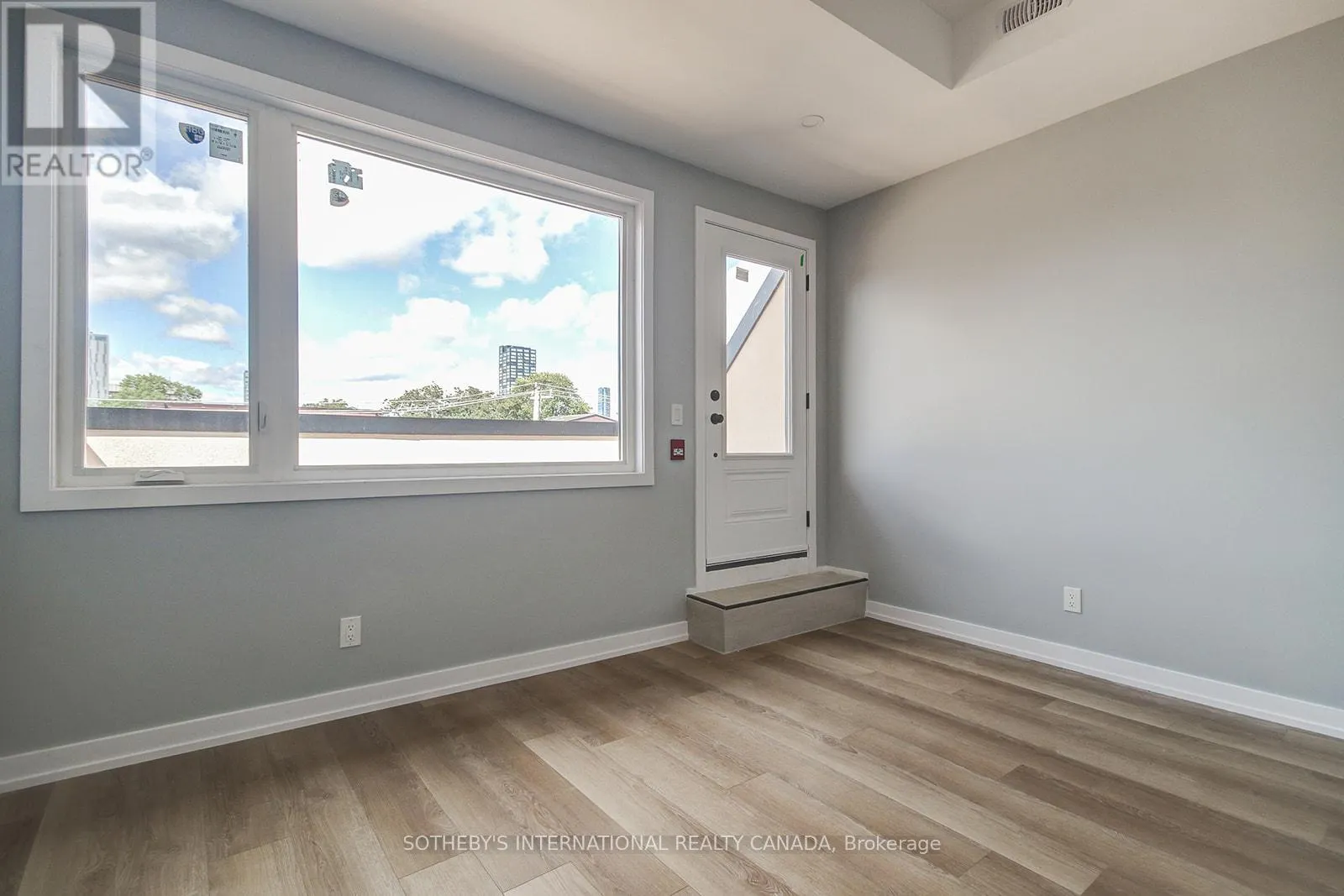 3 - 453 DUNDAS STREET W