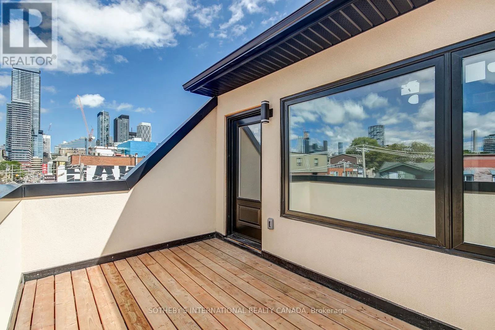 3 - 453 DUNDAS STREET W
