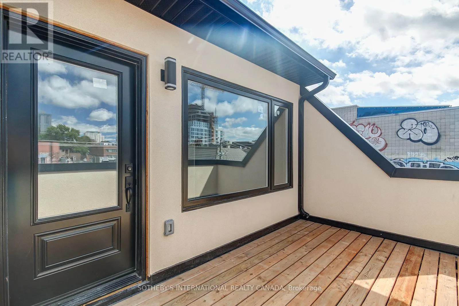 3 - 453 DUNDAS STREET W