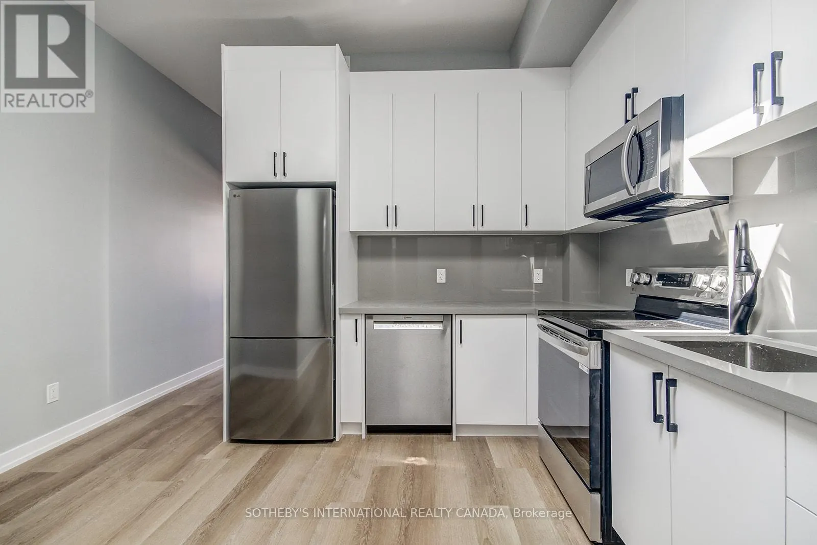 3 - 453 DUNDAS STREET W