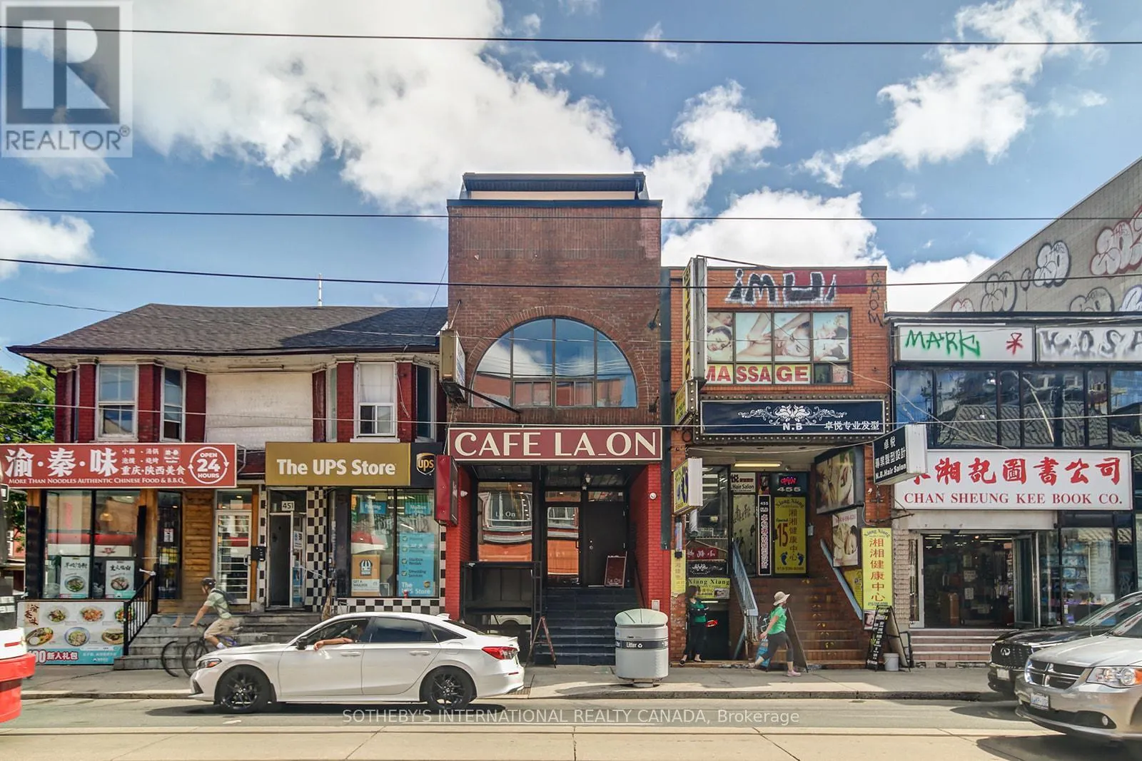 3 - 453 DUNDAS STREET W