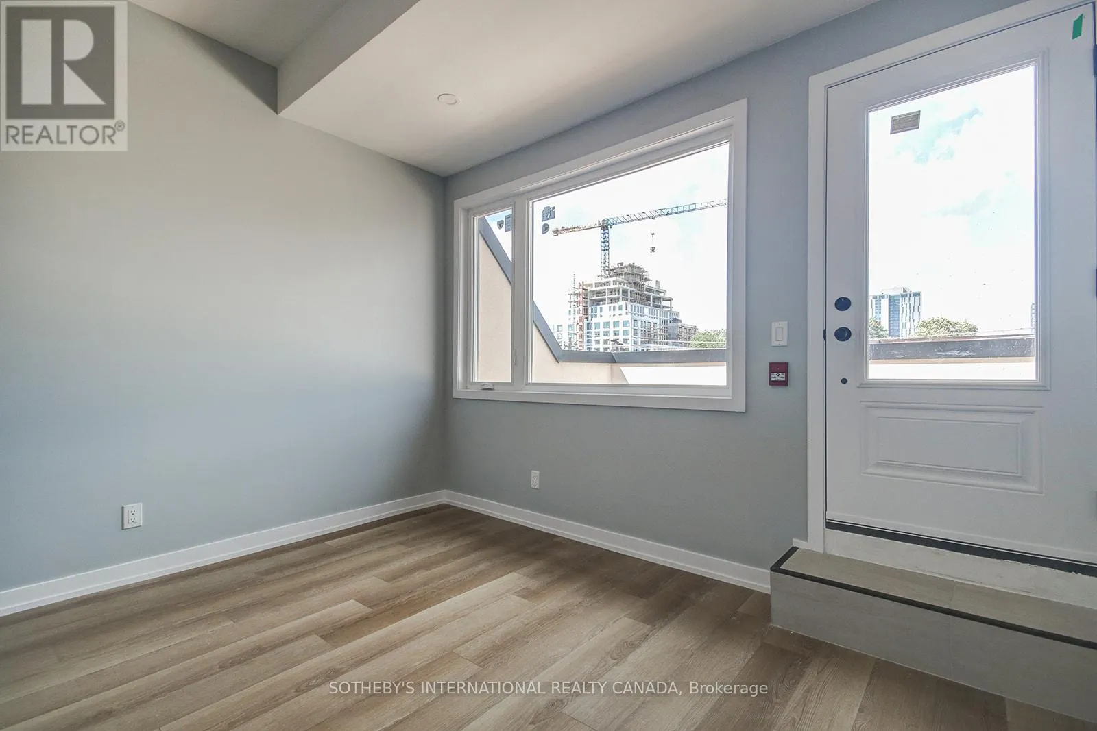 3 - 453 DUNDAS STREET W