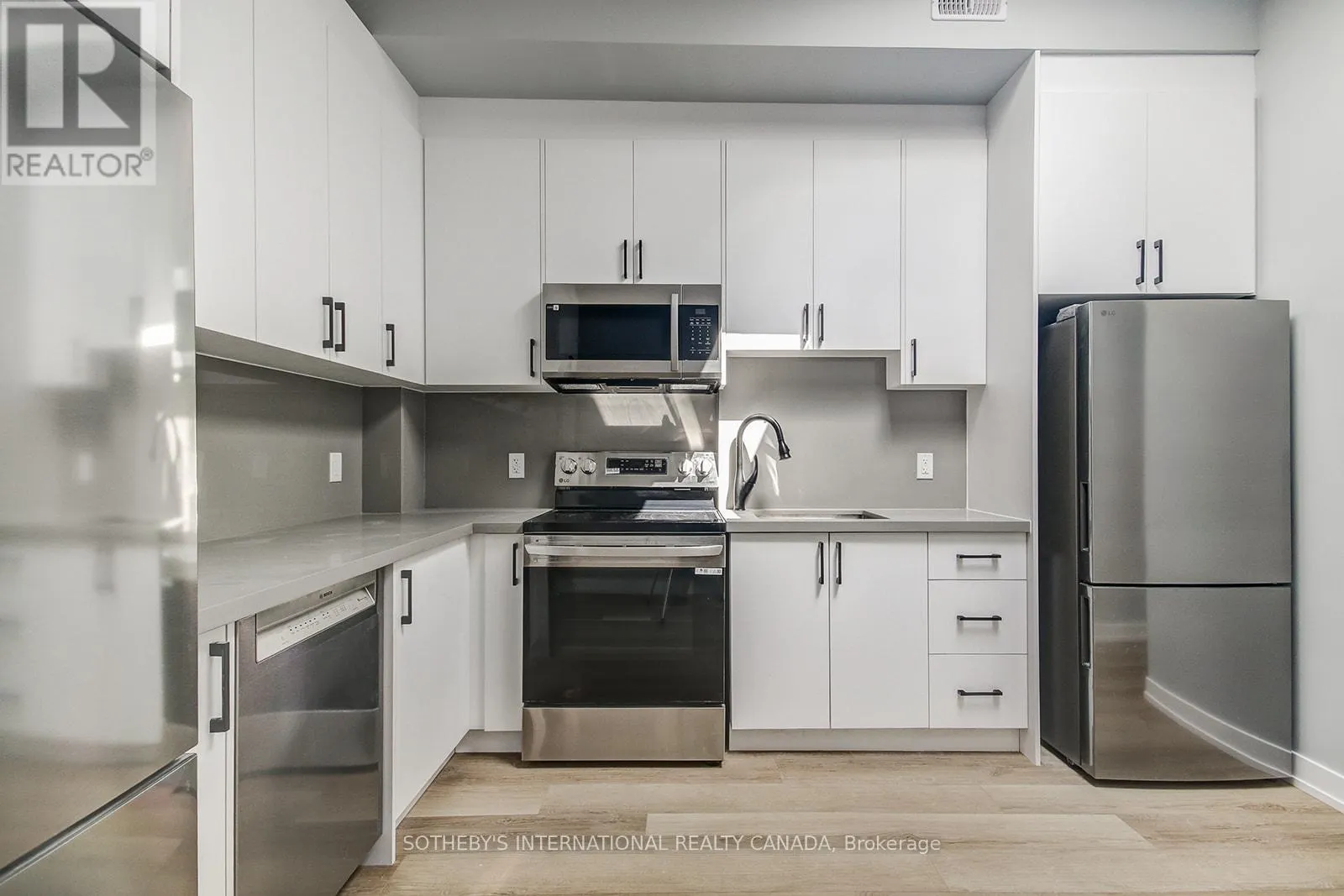 3 - 453 DUNDAS STREET W
