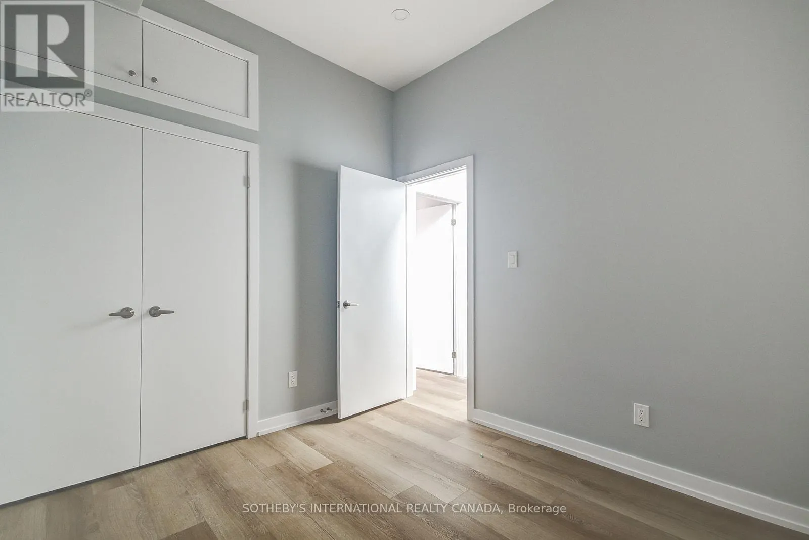 3 - 453 DUNDAS STREET W