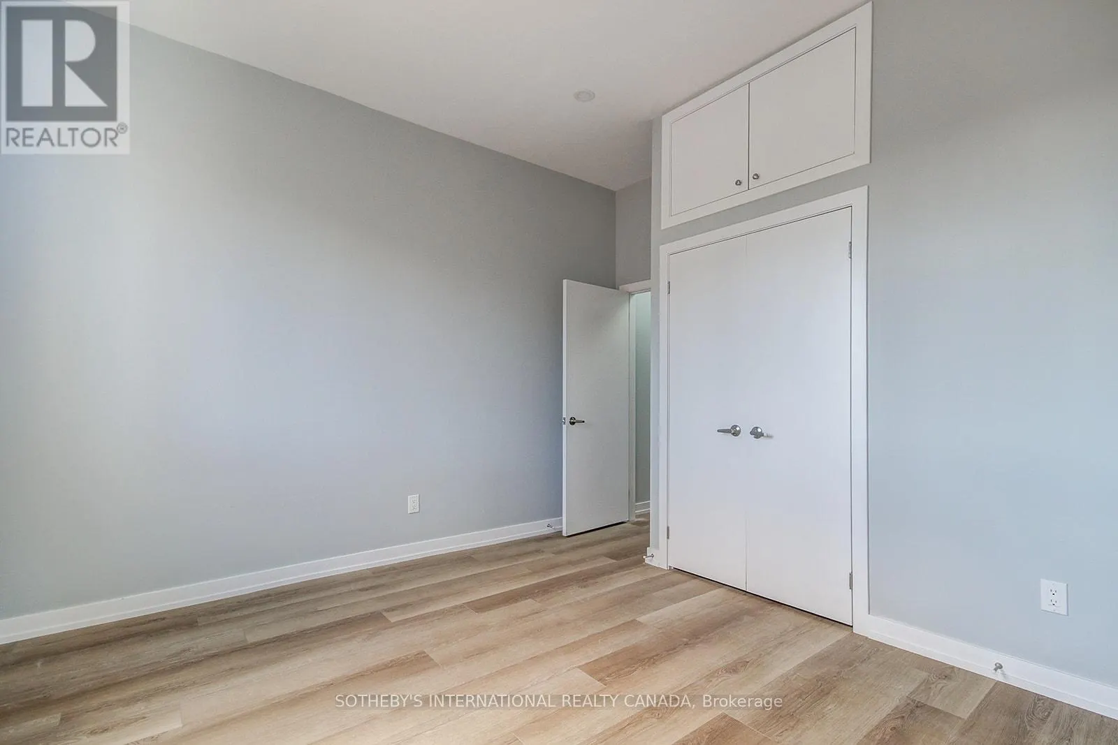 3 - 453 DUNDAS STREET W