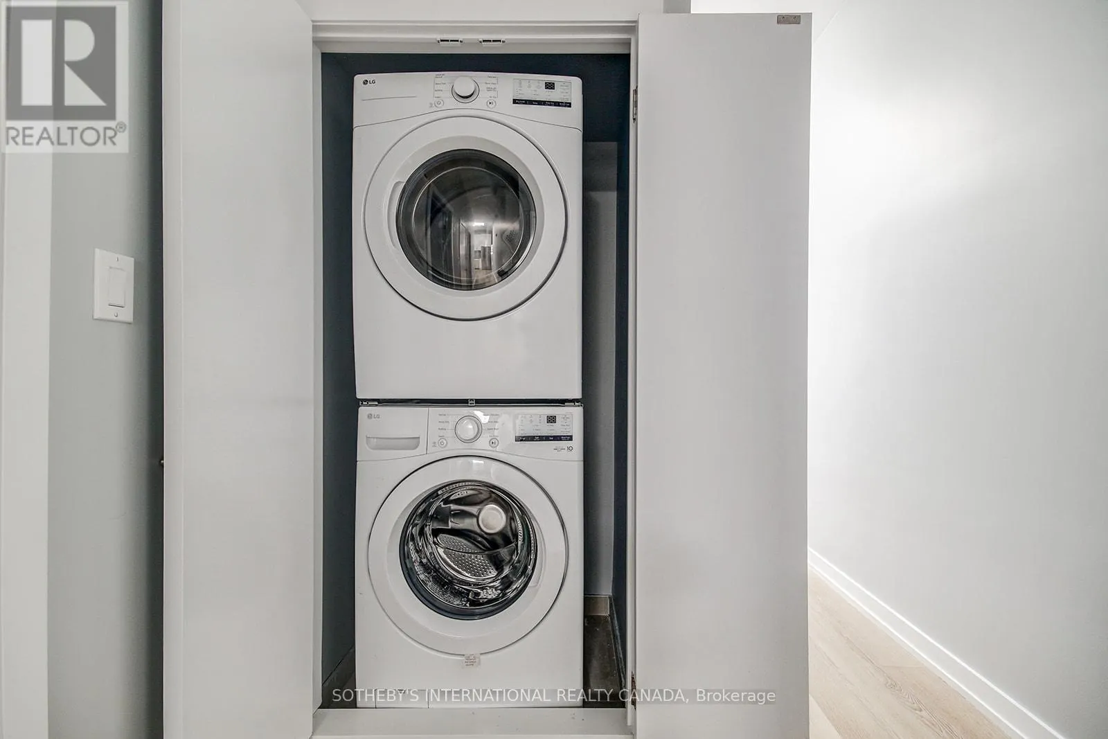 3 - 453 DUNDAS STREET W