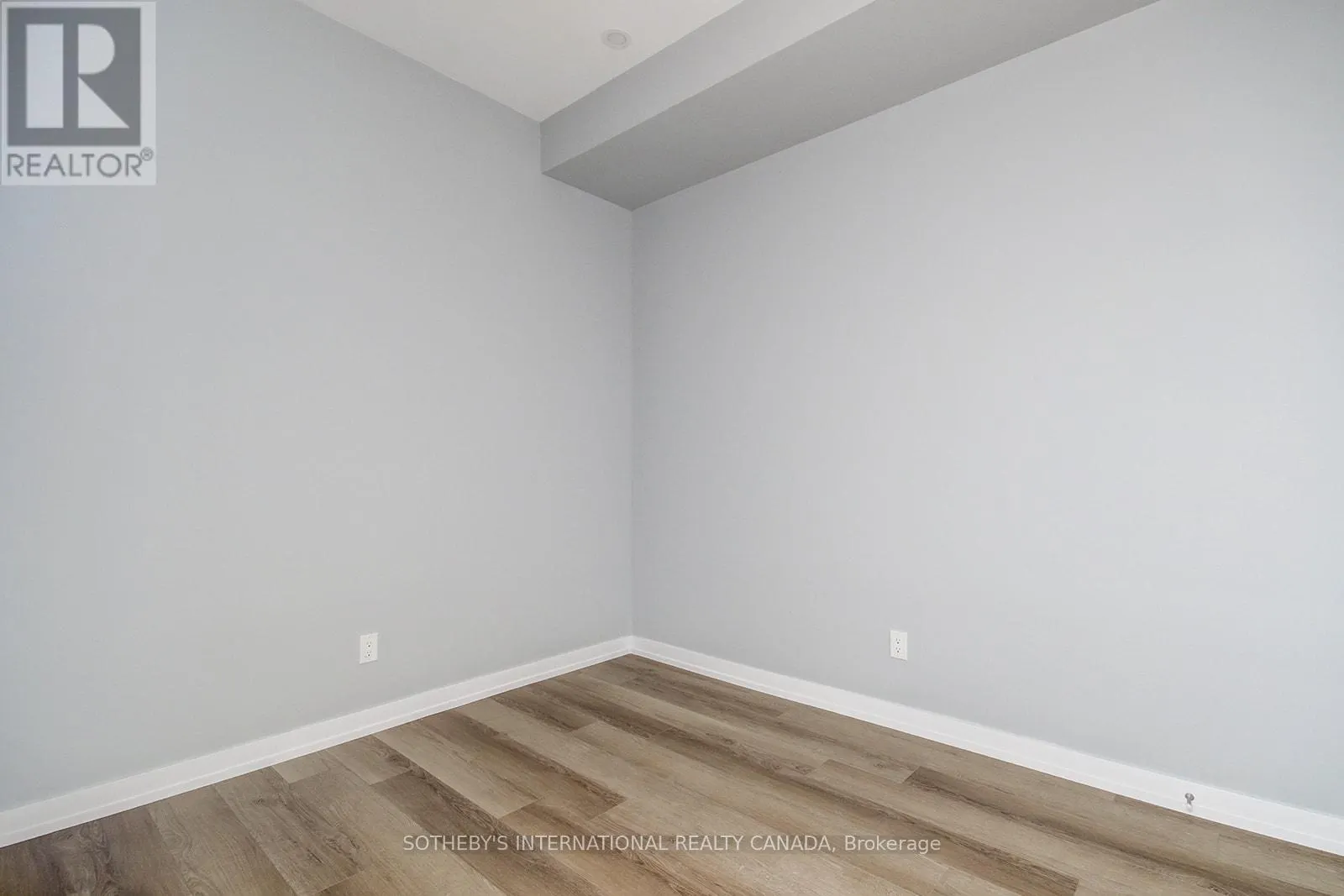 3 - 453 DUNDAS STREET W