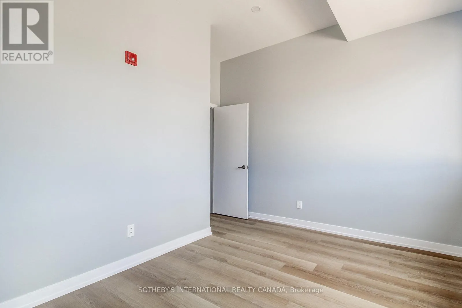 3 - 453 DUNDAS STREET W