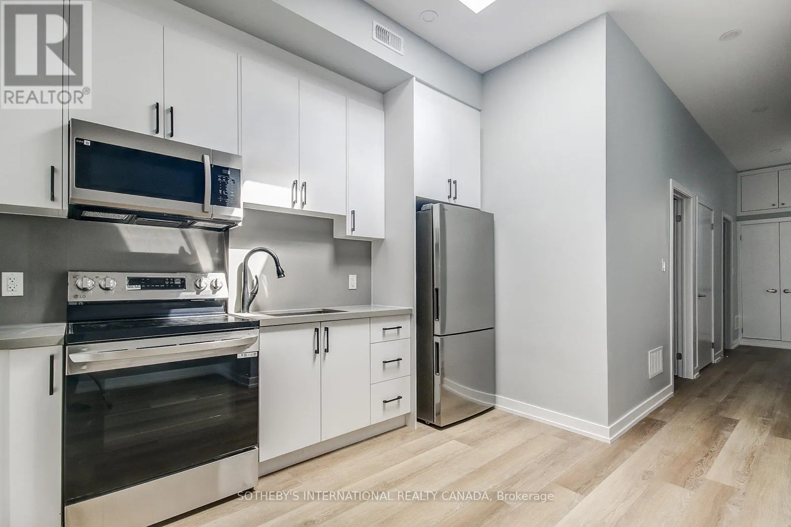 3 - 453 DUNDAS STREET W