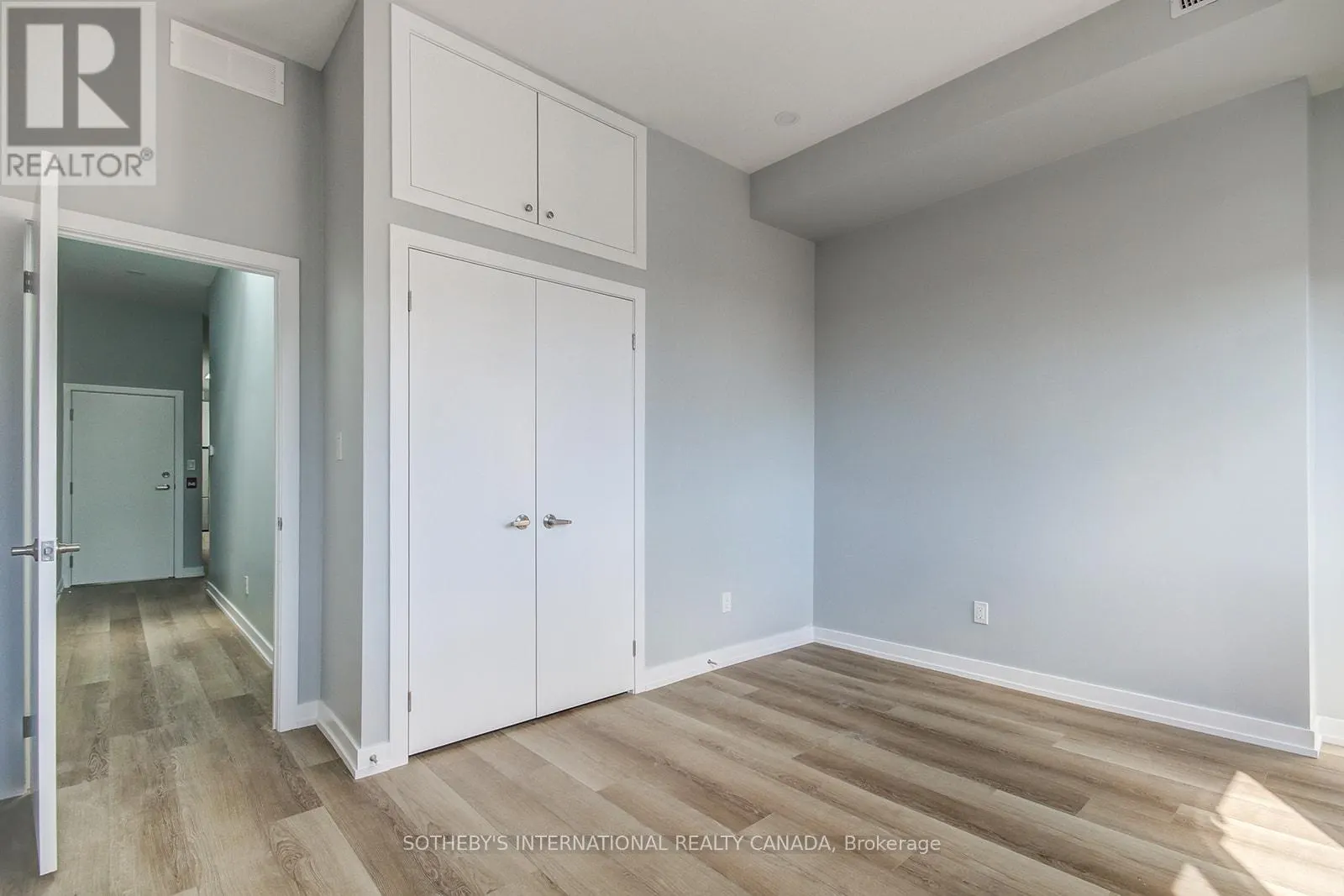 3 - 453 DUNDAS STREET W
