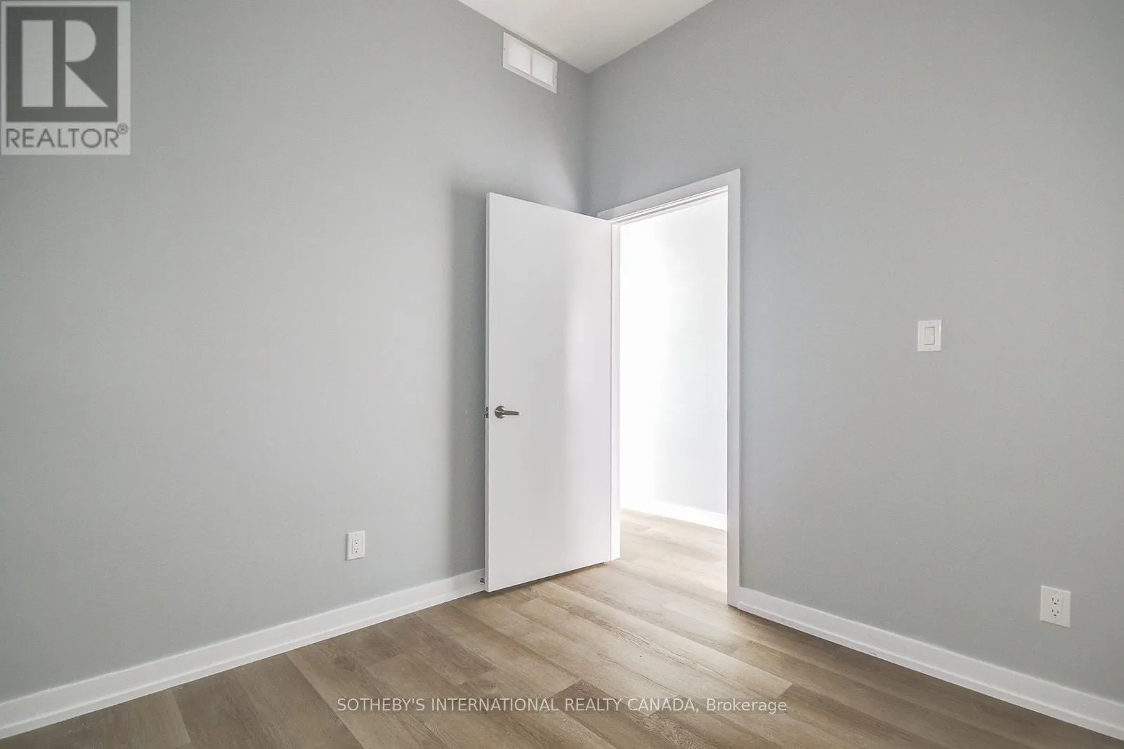 3 - 453 DUNDAS STREET W