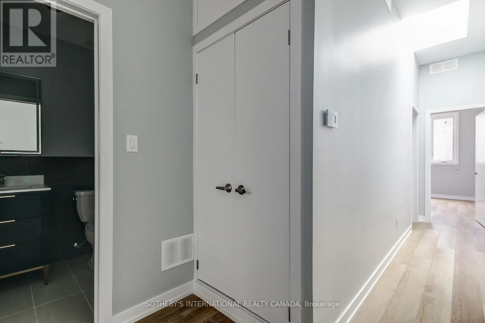 3 - 453 DUNDAS STREET W