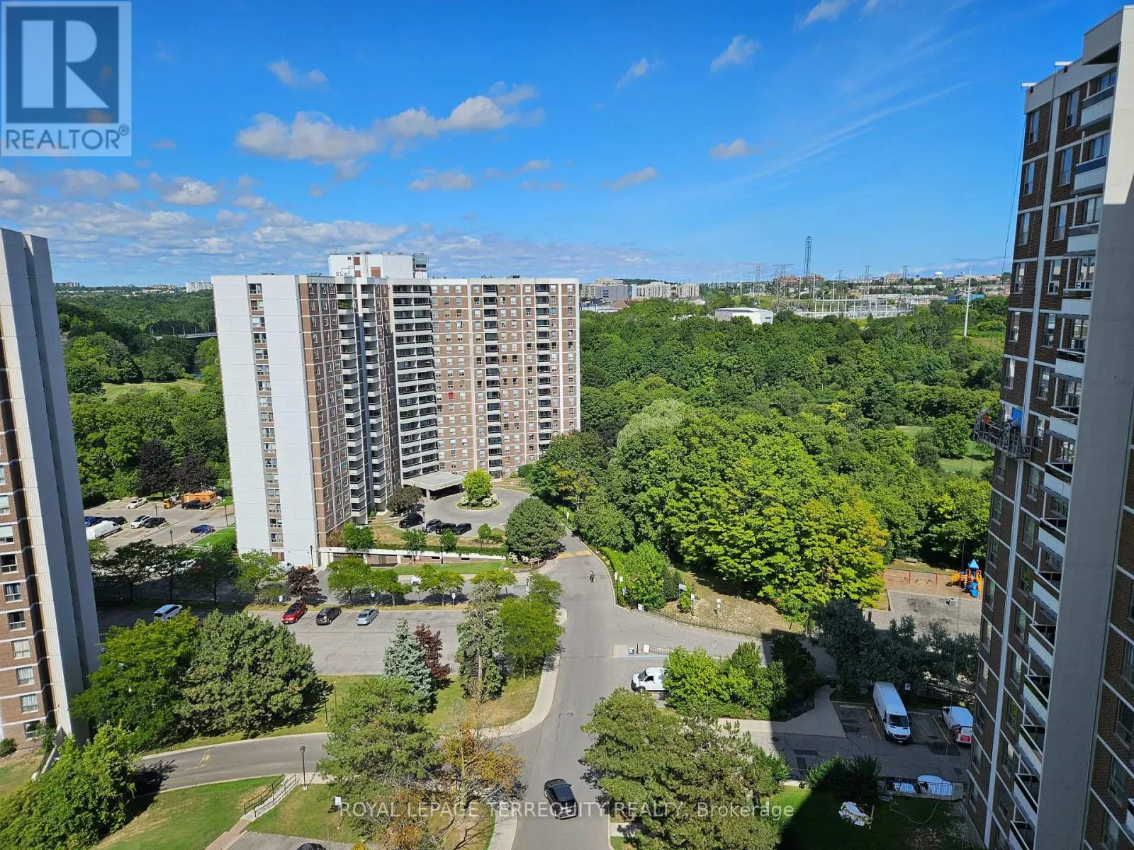 1402 - 5 SHADY GOLFWAY