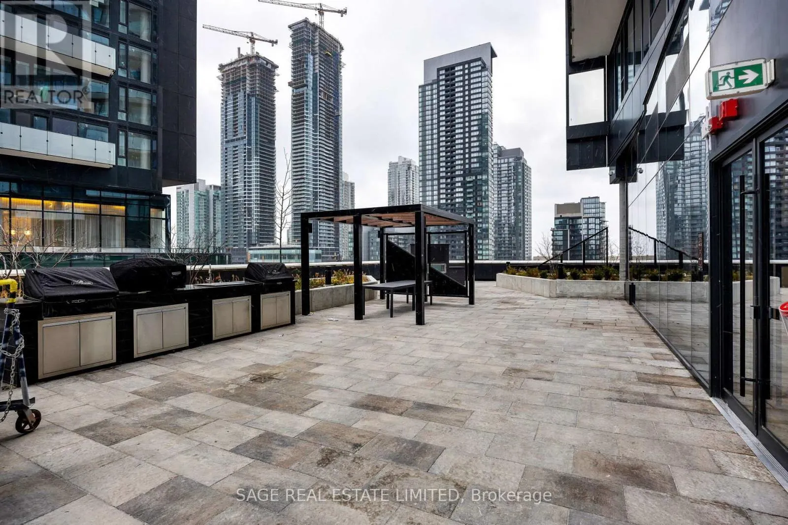 1210 - 470 FRONT STREET W