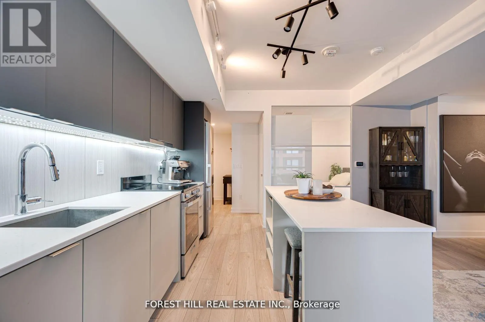 411 - 8 TIPPETT ROAD