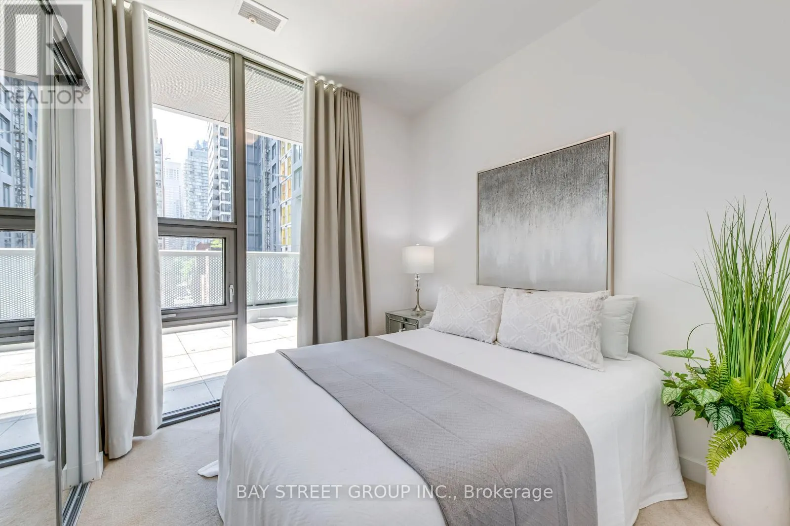 405 - 11 WELLESLEY STREET W