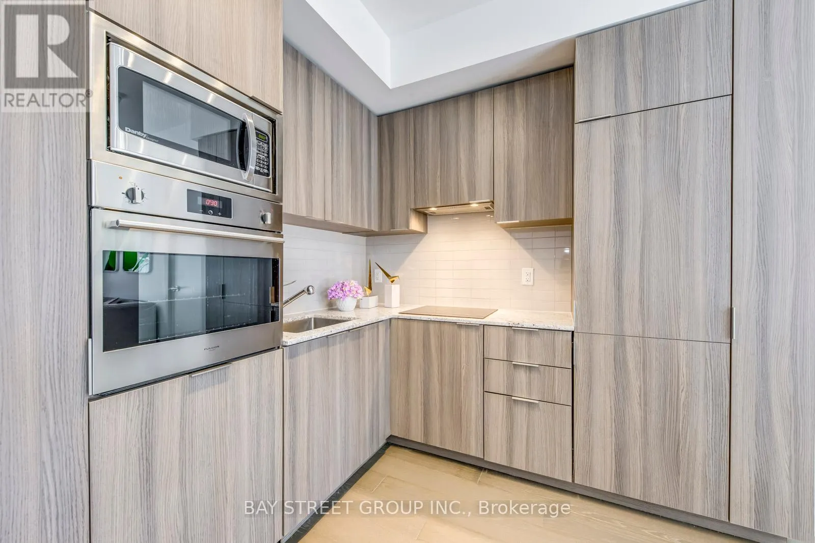 405 - 11 WELLESLEY STREET W