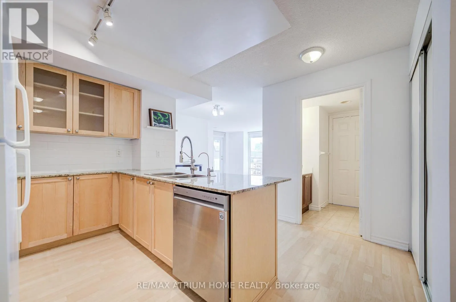 1709 - 761 BAY STREET