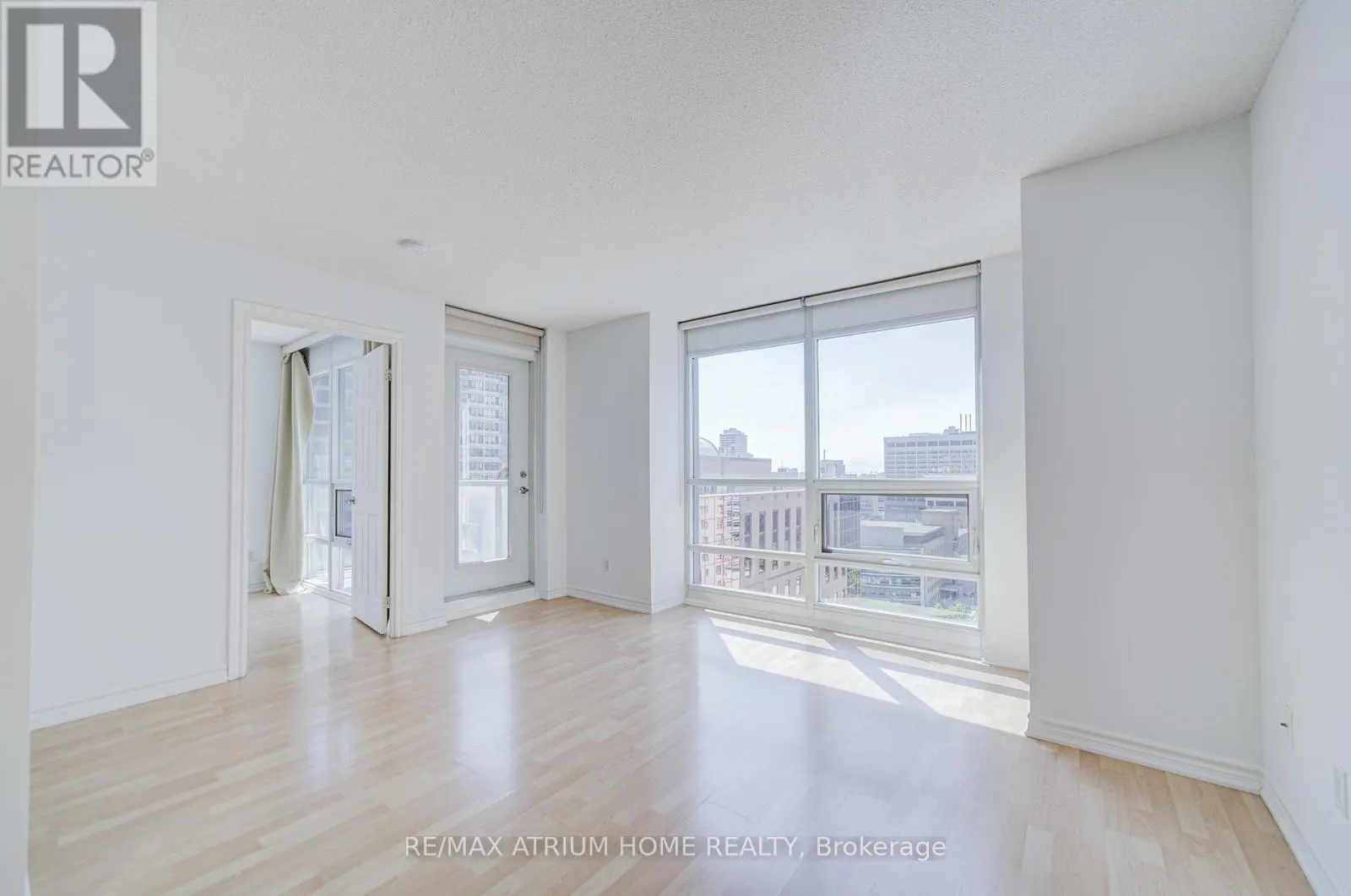 1709 - 761 BAY STREET