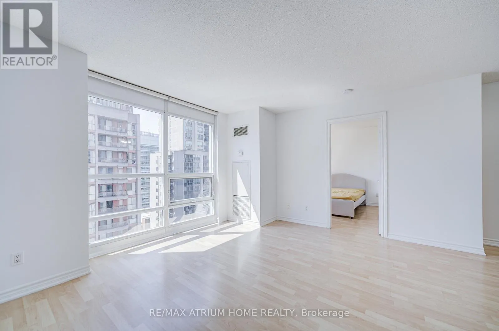 1709 - 761 BAY STREET